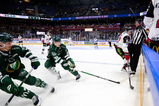 Färjestads Magnus Nygren och Liam Öhgren och Malmö