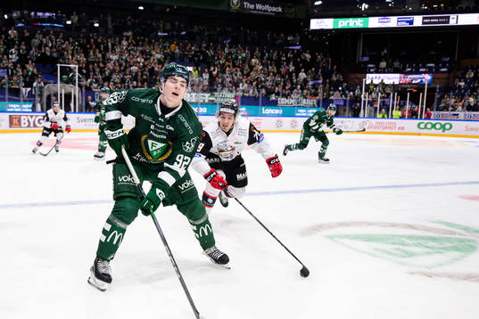 Färjestads Liam Öhgren och Malmö Redhawks Jakub Galvas