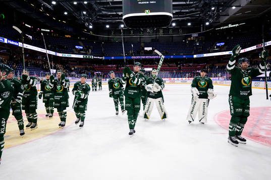 Färjestads Victor Ejdsell jublar