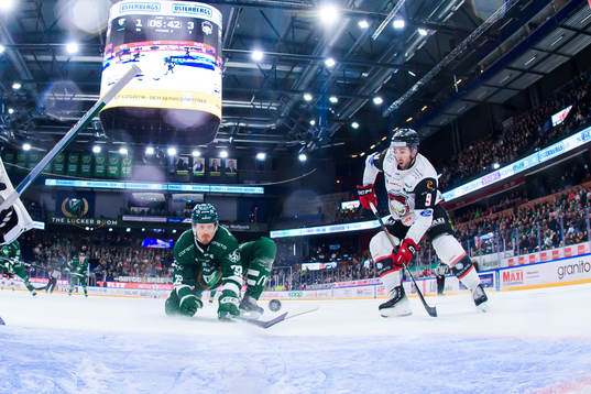 Färjestads Magnus Nygren och Malmö Redhawks Alan Quine