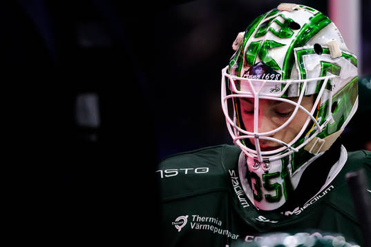 Färjestads målvakt Carl Lindbom deppar