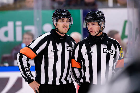Domare Kristoffer Folkstrand och Domare Mikael Andersson