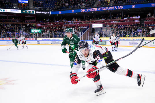 Färjestads Marcus Nilsson och Malmö Redhawks Carl Persson