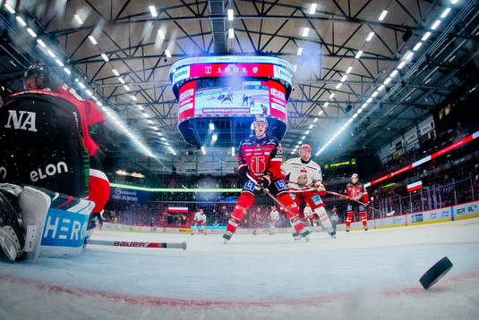Örebros Philip Holm ser 1-3 pucken gå in bakom målvakt