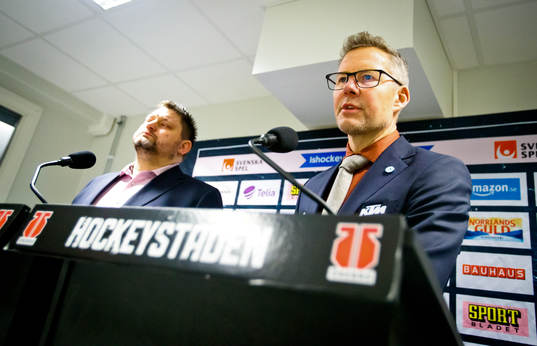 Örebros tränare Johan Hedberg på presskonferensen