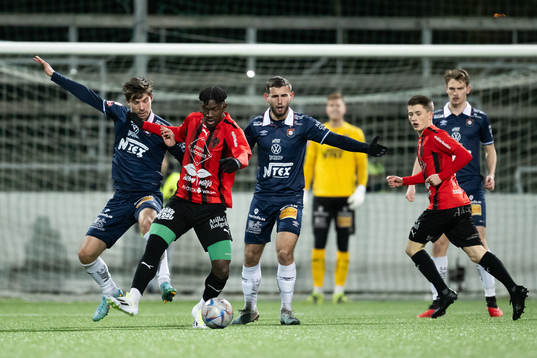 Örgrytes Daniel Paulson och Nordic Uniteds Mamadouba Diaby