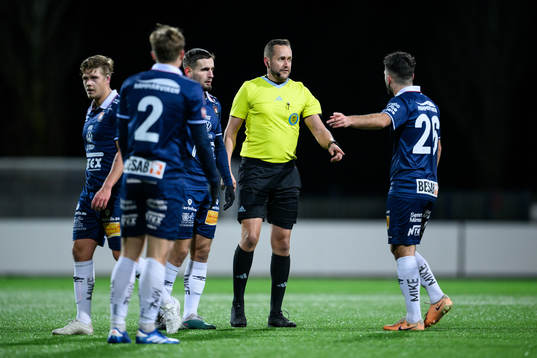 Domare Victor Wolf och Örgrytes Edi Sylisufaj