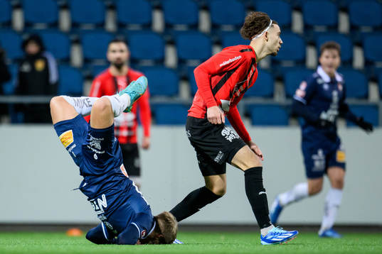 Örgrytes Hampus Dahlqvist och Nordic Uniteds Aziz Harabi