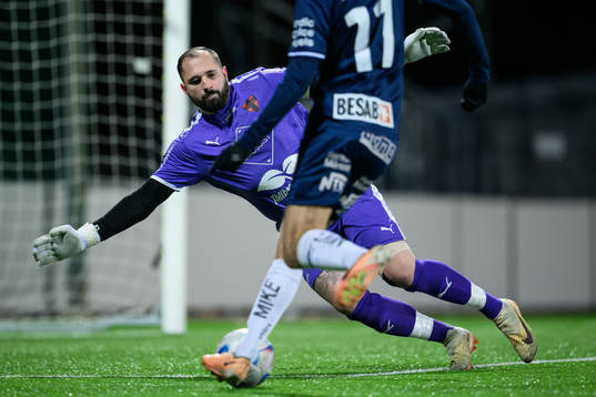 Nordic Uniteds målvakt Dejan Garaca släpper in 0-1 av