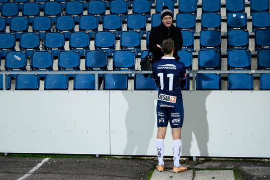 Örgrytes Noah Christoffersson pratar med media