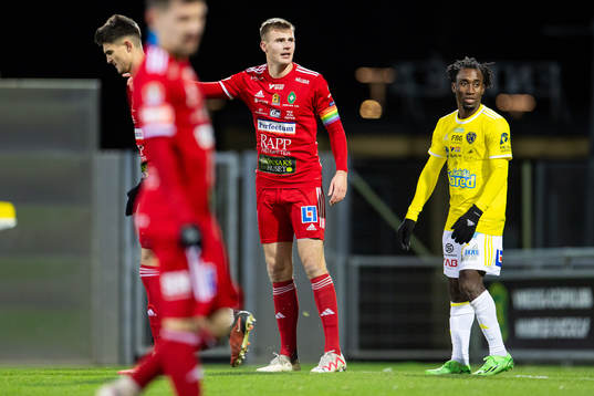 Skövde AIKs Filip Schyberg och Falkenbergs Godwin Aguda