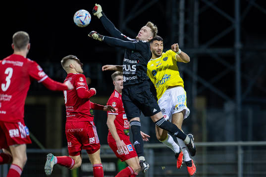 Skövde AIKs målvakt Otto Lindell och Falkenbergs Leonardo