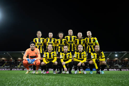 The starting eleven of Häcken pose for a team group photo