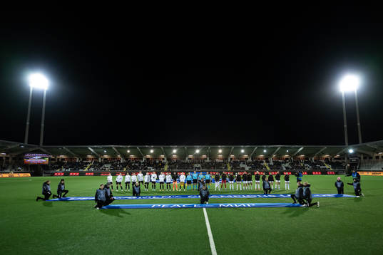 The players at line up