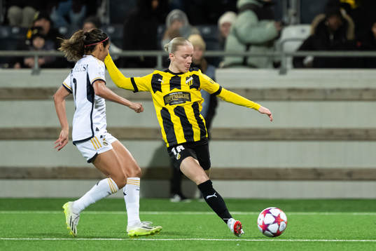 Kenti Robles of Real Madrid and Anna Sandberg of Häcken
