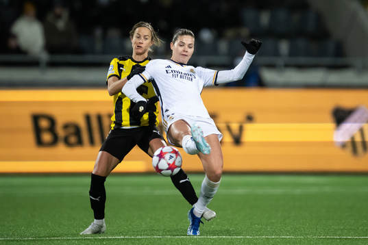 Aivi Luik of Häcken and Signe Bruun of Real Madrid