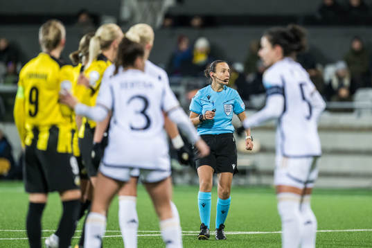 Referee Ivana Projkovska