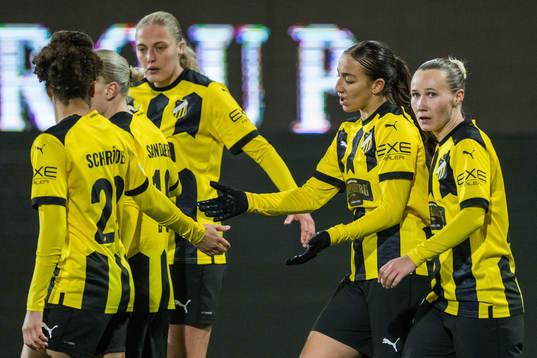 Rusul Rosa Kafaji of Häcken celebrate with teammates