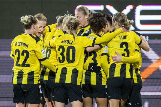 Rusul Rosa Kafaji of Häcken celebrate with teammates