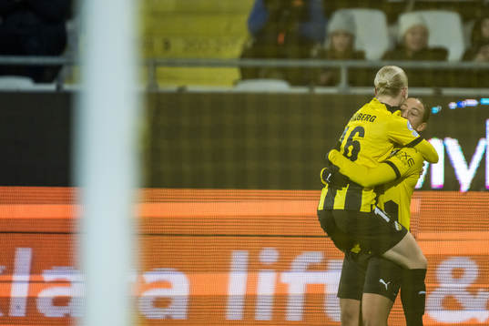 Anna Sandberg and Rusul Rosa Kafaji of Häcken celebrating