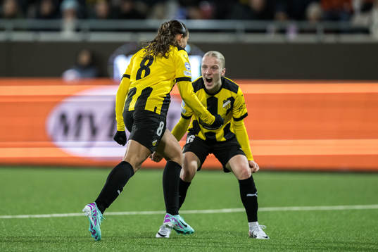 Anna Sandberg and Rusul Rosa Kafaji of Häcken celebrating
