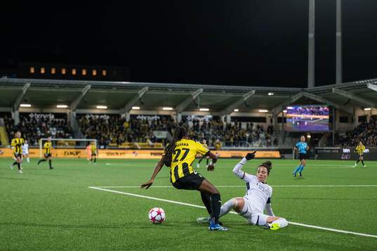 Aisha Masaka of Häcken and Ivana of Real Madrid
