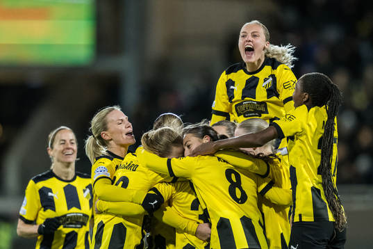 Katariina Kosola of Häcken celebrate the 2-1 goal with