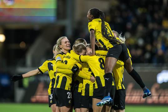 Katariina Kosola of Häcken celebrate the 2-1 goal with
