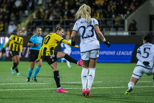 Katariina Kosola of Häcken scores the 2-1 goal