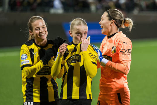 Anna Anvegård, Anna Sandberg and Goalkeeper Jennifer Falk