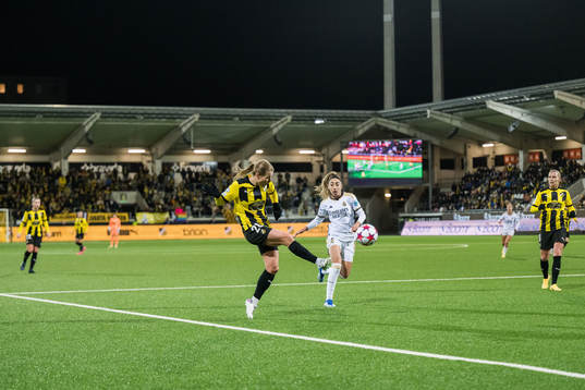 Anna Anvegård of Häcken and Olga of Real Madrid