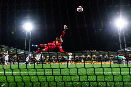 Katariina Kosola of Häcken scores 2-1 behind goalkeeper