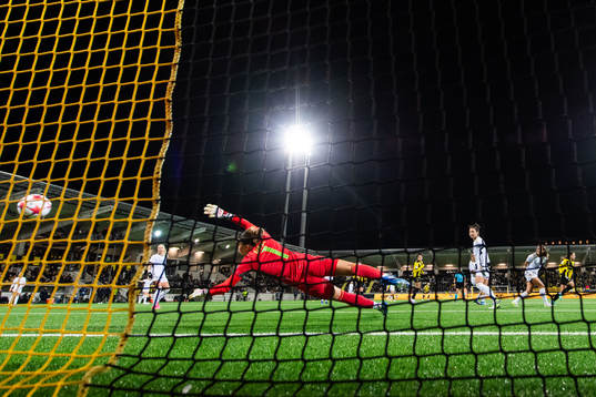 Rusul Rosa Kafaji of Häcken scores 1-1 behind goalkeeper