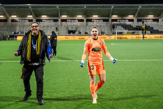 Goalkeeper Jennifer Falk of Häcken celebrates
