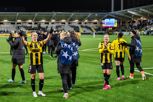 Aivi Luik and Katariina Kosola of Häcken celebrate with