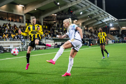 Katariina Kosola of Häcken and Sofie Svava of Real Madrid