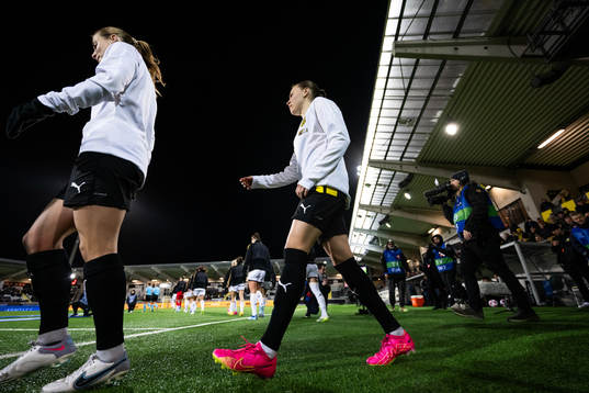 Anna Anvegård and Katariina Kosola of Häcken enter the