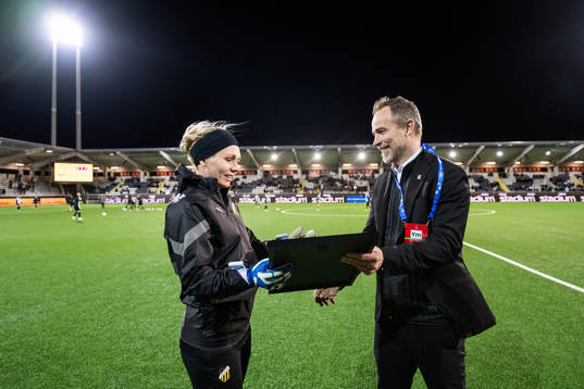 Goalkeeper Jennifer Falk of Häcken receives a picture from