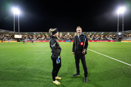 Goalkeeper Jennifer Falk of Häcken receives a picture from
