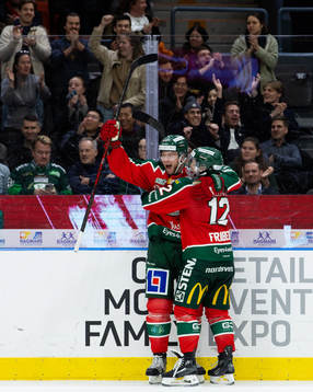 Frölundas Christian Folin jublar ihop med Max Friberg