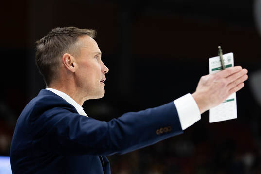 Frölundas tränare Roger Rönnberg reagerar