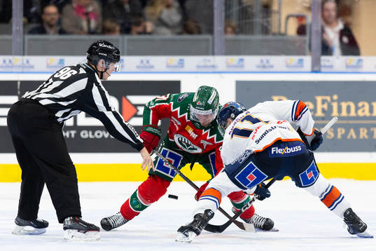 Frölundas Nicklas Lasu och Växjös Kalle Kossila tekar