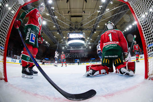 Frölundas Henrik Tömmernes och målvakt Lars Johansson
