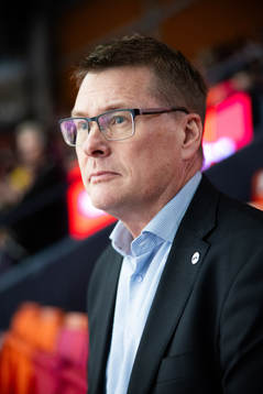 s domarchef Tomas Thorsbrink på läktaren