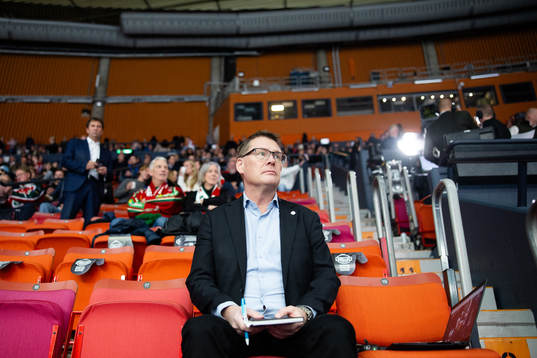 s domarchef Tomas Thorsbrink på läktaren