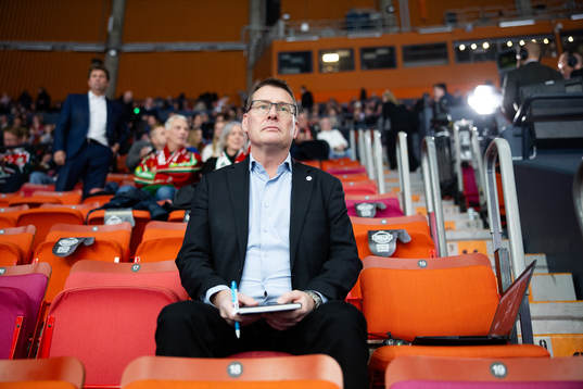 s domarchef Tomas Thorsbrink på läktaren