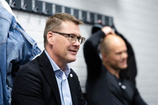 s domarchef Tomas Thorsbrink pratar med domarna i