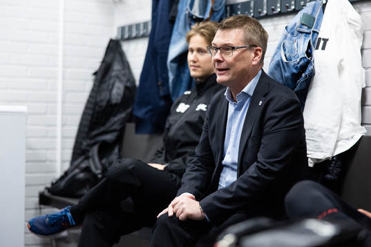s domarchef Tomas Thorsbrink pratar med domarna i