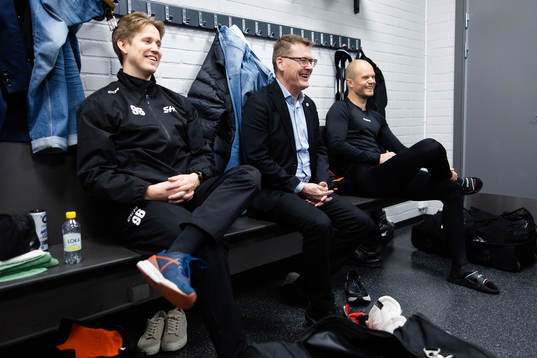 s domarchef Tomas Thorsbrink pratar med domarna i