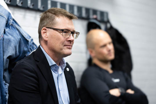 s domarchef Tomas Thorsbrink pratar med domarna i